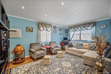 Welcome to Howard Beach, a very desirable neighborhood in Queens - photo 3
