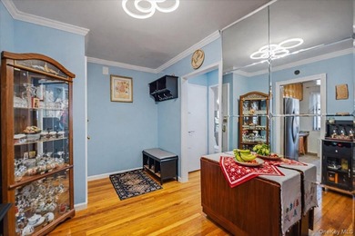 Welcome to Howard Beach, a very desirable neighborhood in Queens - photo 4
