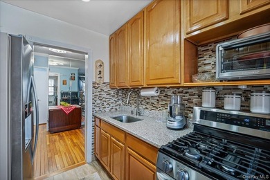 Welcome to Howard Beach, a very desirable neighborhood in Queens - photo 9