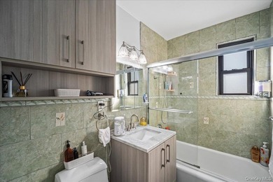 Welcome to Howard Beach, a very desirable neighborhood in Queens - photo 10