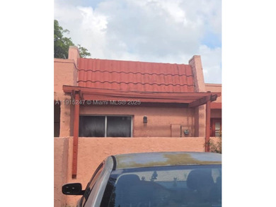 Rare opportunity. 2 bedroom 2 bathroom large villa with solid - photo 1