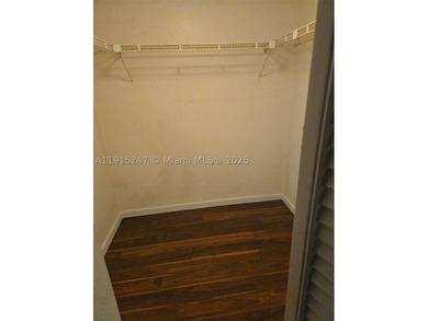 Rare opportunity. 2 bedroom 2 bathroom large villa with solid - photo 3