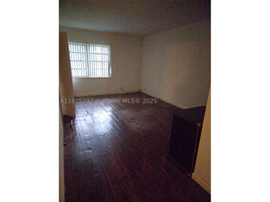 Rare opportunity. 2 bedroom 2 bathroom large villa with solid - photo 4
