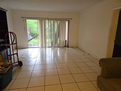 Rare opportunity. 2 bedroom 2 bathroom large villa with solid - photo 5