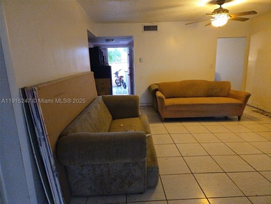 Rare opportunity. 2 bedroom 2 bathroom large villa with solid - photo 6