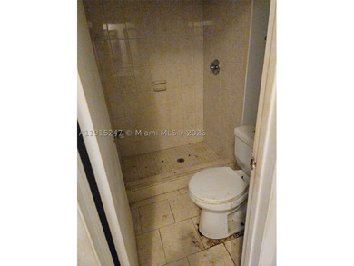 Rare opportunity. 2 bedroom 2 bathroom large villa with solid - photo 7