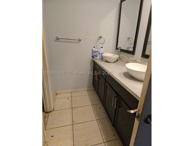 Rare opportunity. 2 bedroom 2 bathroom large villa with solid - photo 8