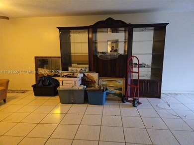Rare opportunity. 2 bedroom 2 bathroom large villa with solid - photo 9