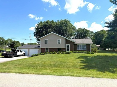 Welcome to this well-maintained 4-bedroom, 2-bathroom - photo 1