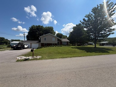 Welcome to this well-maintained 4-bedroom, 2-bathroom - photo 2