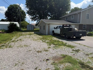 Welcome to this well-maintained 4-bedroom, 2-bathroom - photo 3