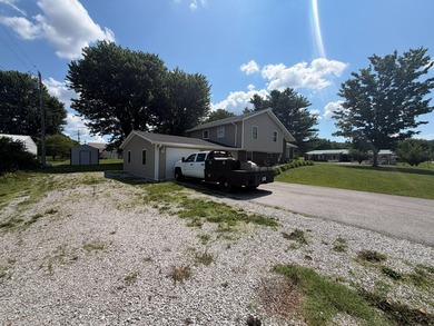 Welcome to this well-maintained 4-bedroom, 2-bathroom - photo 4