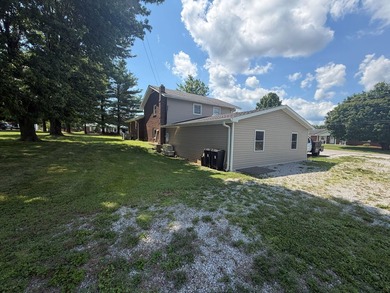 Welcome to this well-maintained 4-bedroom, 2-bathroom - photo 8