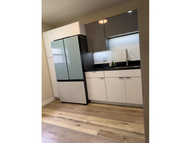 Beautifully renovated 2nd story lake front condominium in a - photo 3