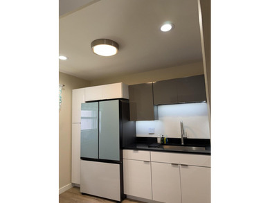 Beautifully renovated 2nd story lake front condominium in a - photo 4