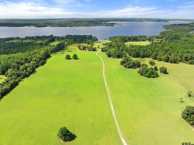 It is my pleasure to present this unparalleled, sprawling Lake - photo 4