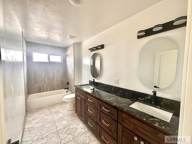 Welcome or luxury living in the Waterstone Subdivision! This 4 - photo 15