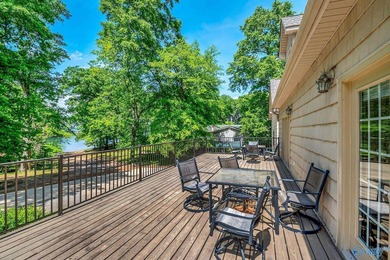Welcome to this beautifully maintained 3 bedroom/3 and 1/2 bath - photo 2