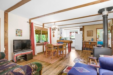 Classic 2BR/1BA mountain cabin on a peaceful 0.31-acre lot - photo 3