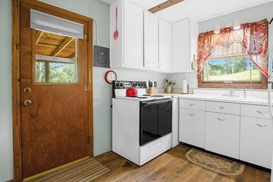 Classic 2BR/1BA mountain cabin on a peaceful 0.31-acre lot - photo 8