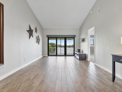 Beautifully renovated top-floor condo with serene lake views in - photo 5