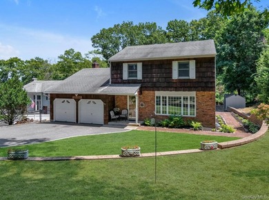 Welcome to this beautifully maintained Colonial that exudes - photo 1