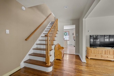 Welcome to this beautifully maintained Colonial that exudes - photo 2
