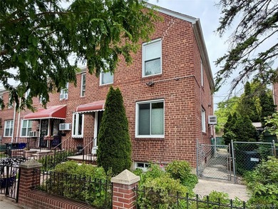 Prime North Flushing Location! This renovated and - photo 1