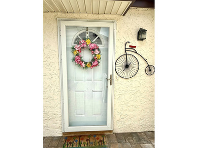 Lovingly maintained 2bd 1 1/2 bath unit located in the desirable - photo 1