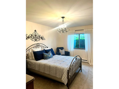 Lovingly maintained 2bd 1 1/2 bath unit located in the desirable - photo 3