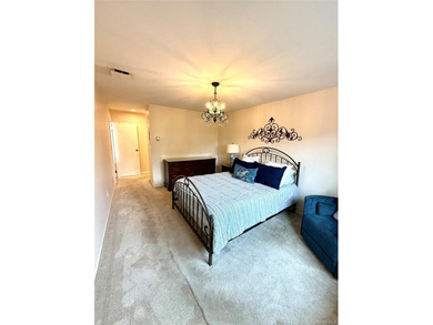 Lovingly maintained 2bd 1 1/2 bath unit located in the desirable - photo 4