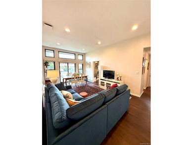 Lovingly maintained 2bd 1 1/2 bath unit located in the desirable - photo 6