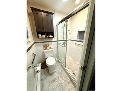 Lovingly maintained 2bd 1 1/2 bath unit located in the desirable - photo 7