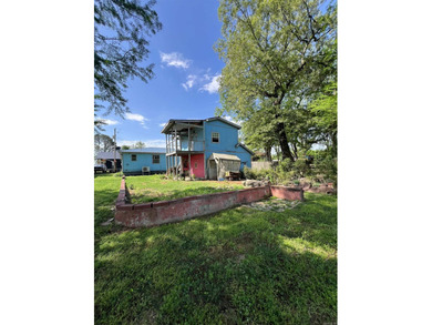Lakefront fixer-upper with incredible potential! Prime location - photo 2