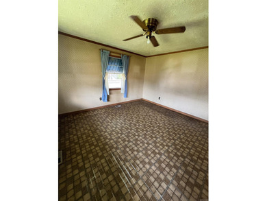 Lakefront fixer-upper with incredible potential! Prime location - photo 3
