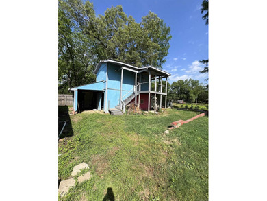Lakefront fixer-upper with incredible potential! Prime location - photo 9