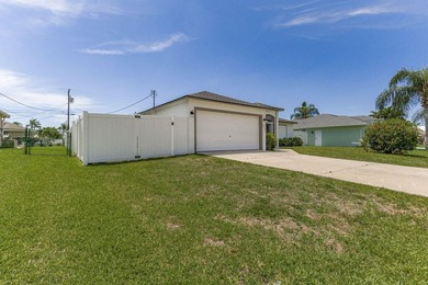 Beautifully updated home in desirable SE Cape Coral w/NO HOA! - photo 9