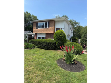 Welcome to this beautiful freshly painted, 5-bedroom, 2 bath - photo 2