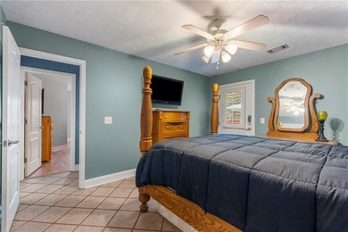 Welcome to your lakeside retreat! This beautifully updated - photo 28