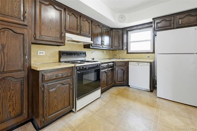 Welcome to this beautiful freshly painted, 5-bedroom, 2 bath - photo 10