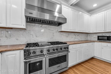 This exceptional Center Hall Colonial offers luxury, privacy - photo 11