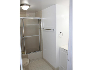 Welcome to this thoughtfully designed three-bedroom - photo 16