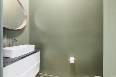 Perched above The Capitol, this contemporary retreat is designed - photo 25