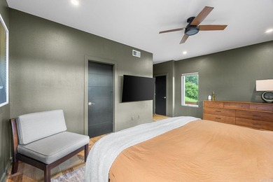 Perched above The Capitol, this contemporary retreat is designed - photo 28