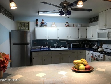 Pride of ownership abounds in this lovingly maintained 2 bedroom - photo 4