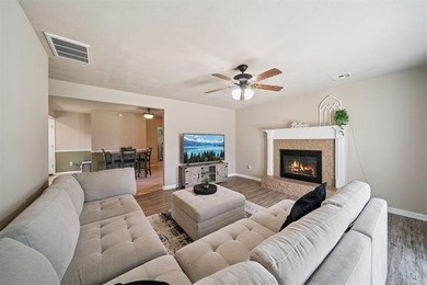 Super cute remodeled 3bed 2 bathroom home in the Heart of - photo 7
