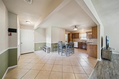 Super cute remodeled 3bed 2 bathroom home in the Heart of - photo 8