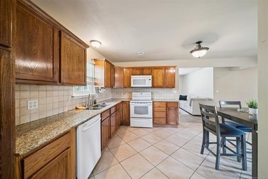 Super cute remodeled 3bed 2 bathroom home in the Heart of - photo 10