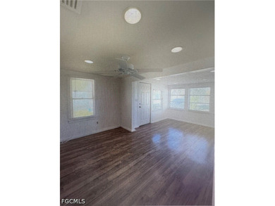 Charming 3 bedroom 1 bath. Brand new appliances, remodeled - photo 2