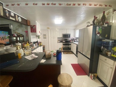 Short Sale. Rare opportunity to own a 3-bedroom, 2.5-bath home - photo 8